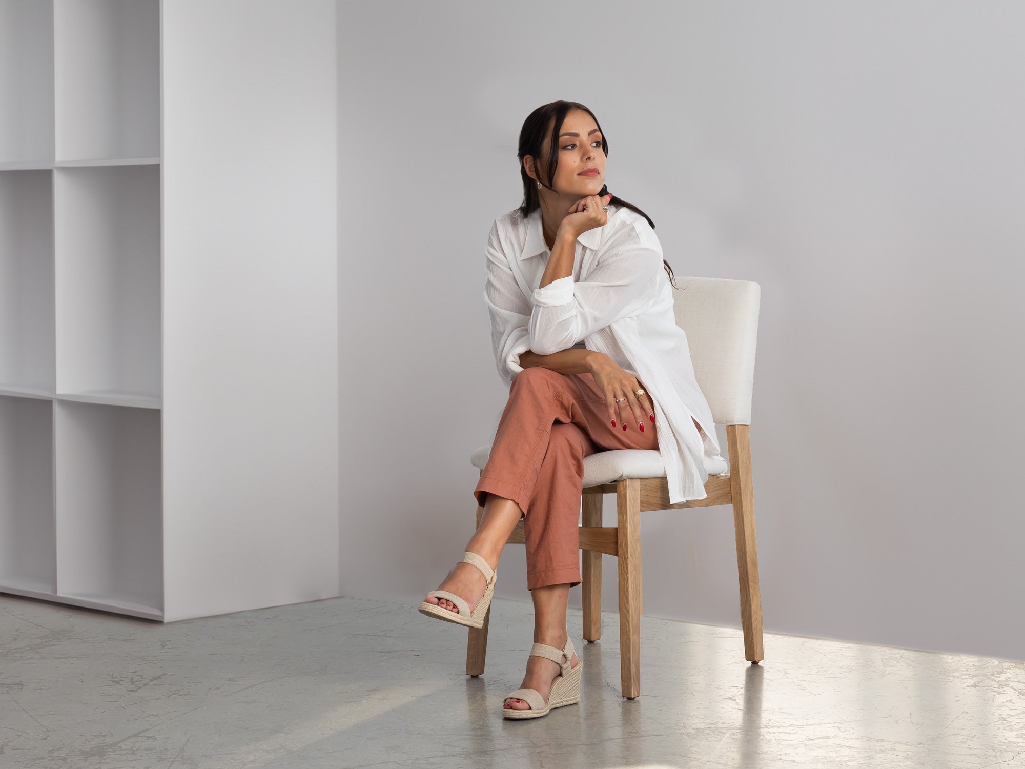 Transformer-table-scandinavian-oak-chair-lifestyle-model Transformer Chair - Image 1